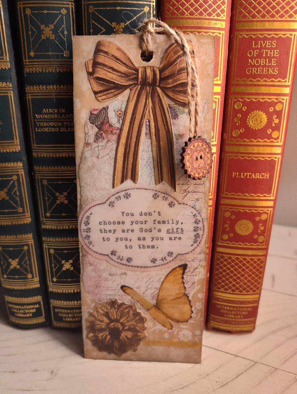 Vintage-Inspired Floral & Bow Decorative Bookmark Tag - Gold and Cream